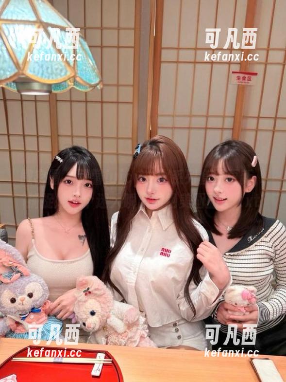 微密圈 - 可馨juicy少女系列套图更新，捕捉她每个迷人瞬间的绝美画面！.txt