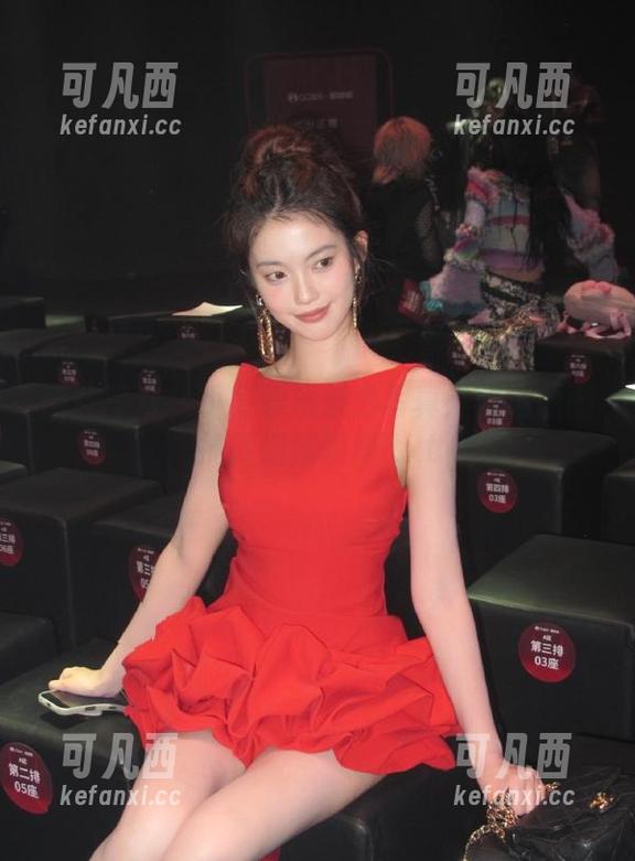 唐韵写真 - 小宣眼镜魅力写真：精选原图捕捉细腻瞬间.txt