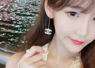 啾小妍办公室相关高清写真：展现职场的坚韧与优雅之美！.txt