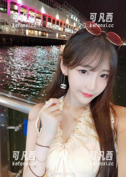 啾小妍办公室相关高清写真：展现职场的坚韧与优雅之美！.txt