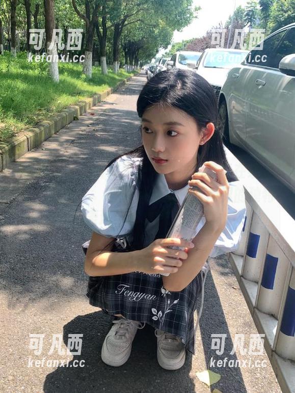 嗲囡囡 - SiByl李思宁白衬衫写真在线展览：通过эти图片感受她在时尚界的独特表达与艺术性。.txt