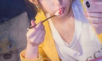走进在下萝莉控ii的世界：定制校服写真展现她的校园生活之美.txt