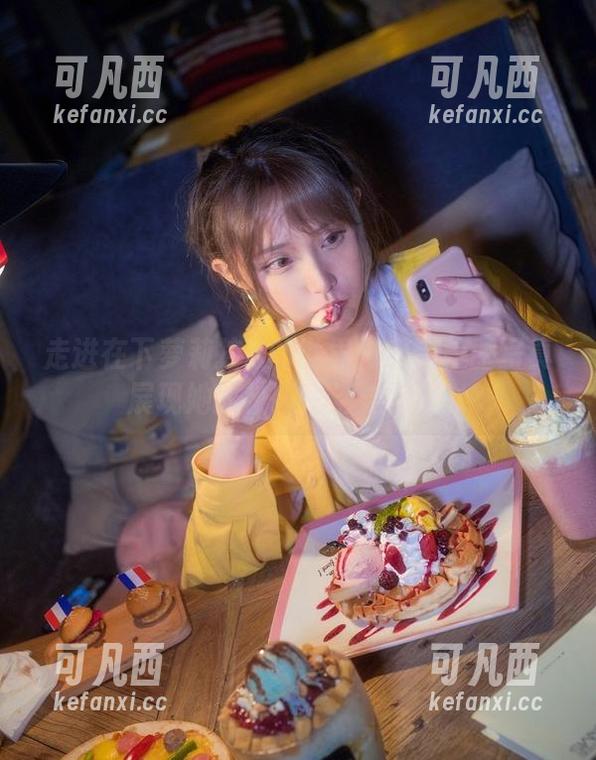 走进在下萝莉控ii的世界：定制校服写真展现她的校园生活之美.txt