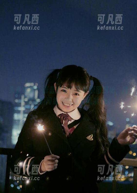 头条女神 - 张蓝欣丝袜写真原图探秘，捕捉她瞬间绽放的迷人风采.txt