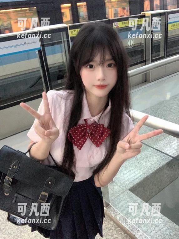 头条女神 - 语溪全套旅拍图包：每一张都是情感的寄托与旅行的纪录.txt