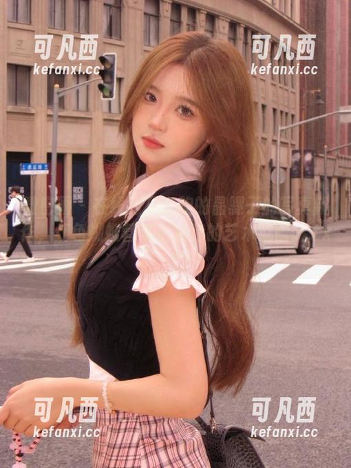 微密圈 - 在线约见奔跑的晶骡子的写真新作，红色蝴蝶营造出独特的艺术氛围。.txt