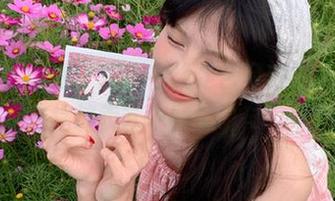 学妹加速跑 – 彤彤在线足艺写真合集，展现她在摆摊卖艺中的灵动与风采.txt