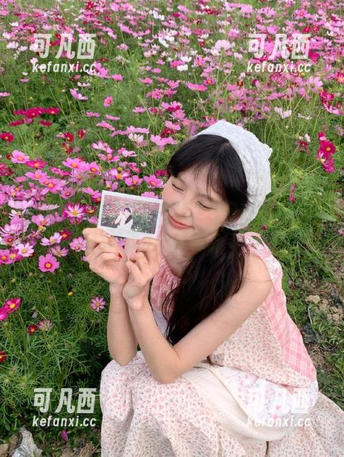 学妹加速跑 - 彤彤在线足艺写真合集，展现她在摆摊卖艺中的灵动与风采.txt
