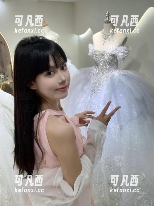 微密圈 - 在粉色吊带裙的映衬下，小u优优子的写真美图散发迷人魅力.txt