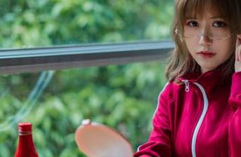 小仓千代w全新写真发布，6月舰长照片里透出无限活力与少女情怀.txt