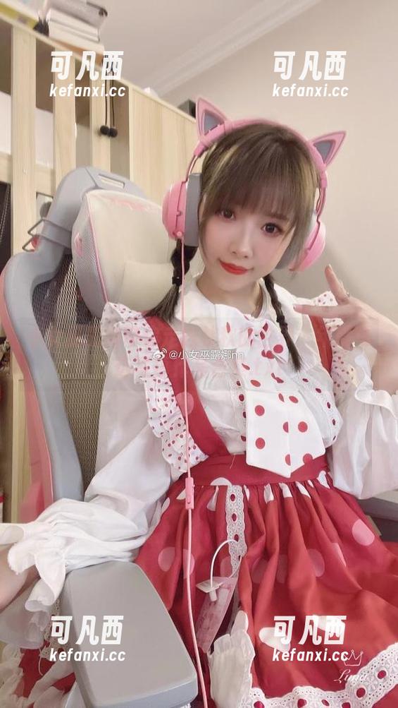 小女巫露娜带你走进秋秋的世界：年度精选写真作品合集.txt