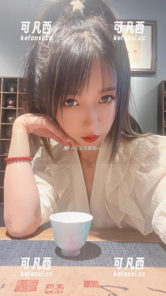 高清写真揭秘：小女巫露娜的秘书生活，展现别样风情与韵味.txt