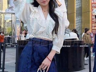 在黑色流苏的映衬下，小女巫露娜诉说的每一帧都值得细细品味的图片写真.txt