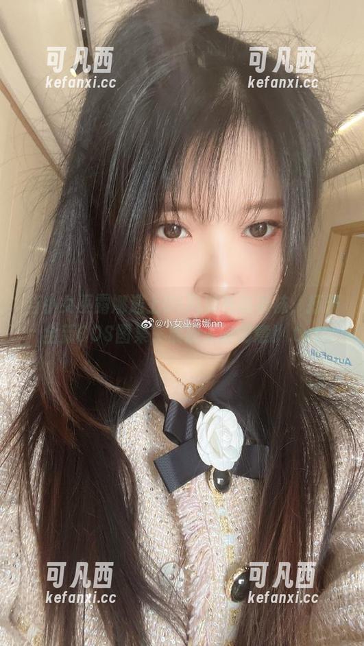 当小女巫露娜遇上OL风肤色连裤袜，打开全新COS图集，展现无限创意！.txt