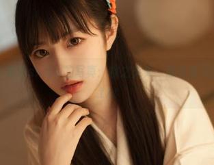 在线欣赏小鹿鹿shika的写真：桃之夭夭，感受春天的绚烂魅力.txt