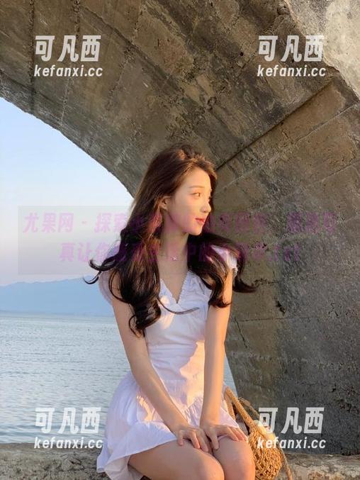 尤果网 - 探索小紫藤的油亮图包，精选写真让你感受生活中的小确幸.txt