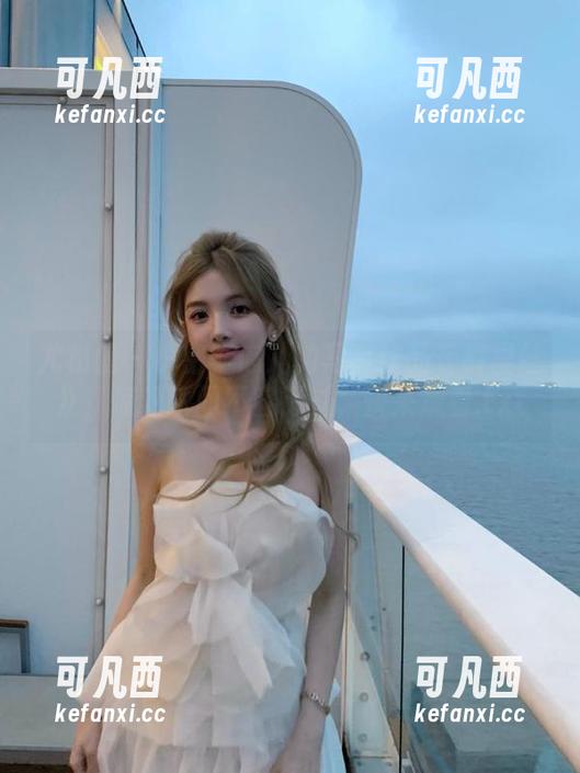 尤物馆 - 解密李宓儿的写真作品《裤里丝》，惊艳瞬间不容错过，快来观看.txt