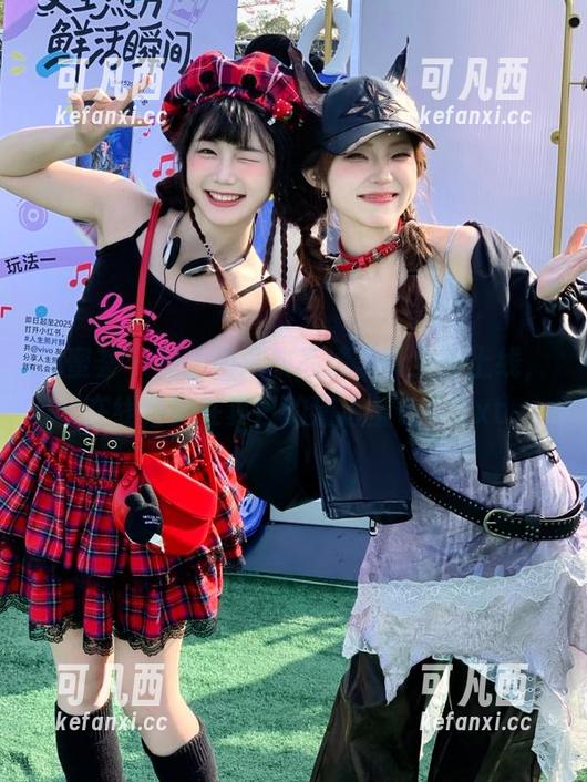 尤蜜荟 - 周大萌泳衣高清写真全新上线，在线畅游在夏日的清透蓝色！.txt