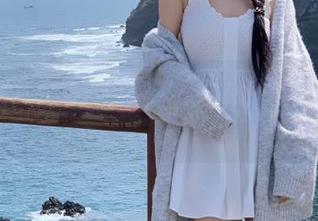 在黑丝死库水中绽放，屿鱼的原图写真展现无与伦比的女性魅力.txt