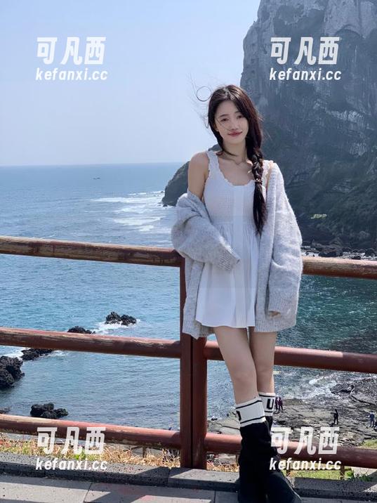 在黑丝死库水中绽放，屿鱼的原图写真展现无与伦比的女性魅力.txt