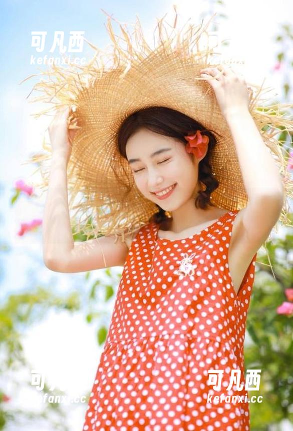 慕丝女郎私拍原图：沙发上的肉丝包臀裙，展现别样风情与诱惑力.txt