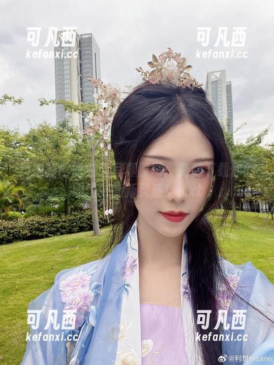 抖娘利世职业装写真原图：免费下载你的职场时尚新灵感！.txt