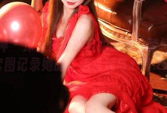 推女神 – 深入佟蔓的自拍时光：梦幻写真套图记录她的生活点滴与心情.txt