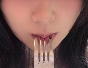 柘烟Zuken的‘golden’写真虽火，但原图简直是丑得可以，后期真是太重要了！.txt