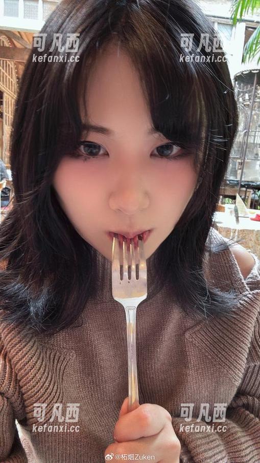 柘烟Zuken的‘golden’写真虽火，但原图简直是丑得可以，后期真是太重要了！.txt