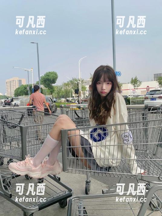 森萝财团最新魅力：学妹教室黑丝趣味图片，引爆你的笑点！.txt