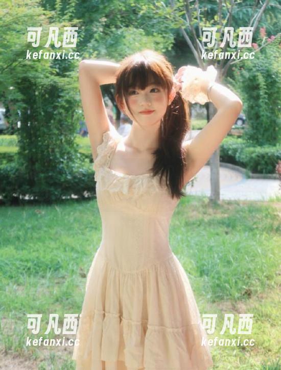 模范学院 - 实力派博主SOLO-尹菲无圣光自拍作品，传递个性化的时尚表达.txt
