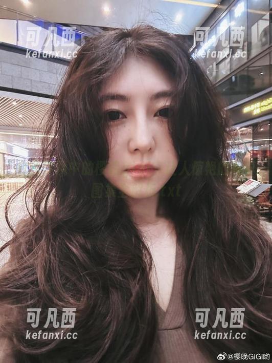 白色梦境中的樱晚gigi：让人惊艳的写真图集全解析.txt