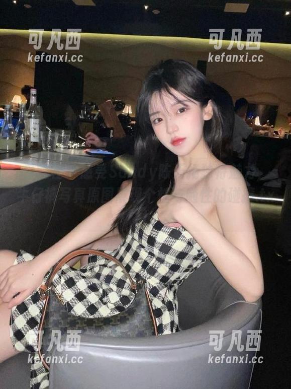 爱蜜社 - 感受Sandy陈天扬独特魅力，牛仔裤写真原图展现个性与随性的碰撞.txt