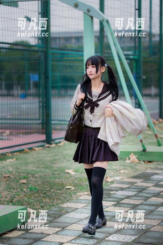 神乐坂真东JK制服-第二版写真合集，观看时尚与可爱的完美结合.txt