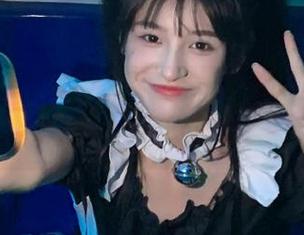 秀人网 – 九千柒柒的美图秀：苗条制服妹子图包中的每一帧都是视觉盛宴！.txt
