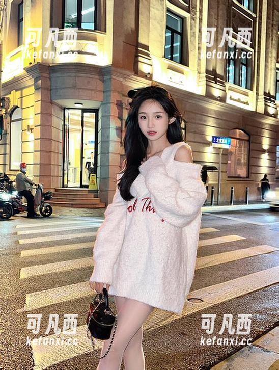 秀人网 - 特色养乐多Doll网袜写真图集：让你领略时尚与艺术的完美交融.txt
