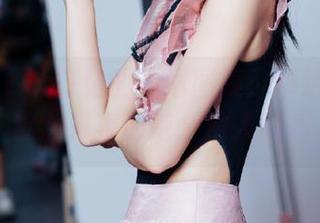 秀人网 – 叶籽亿的艺术图集：精选女孩写真，绽放青春的每个动人瞬间.txt
