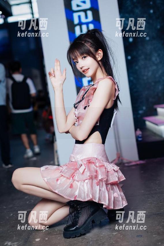 秀人网-叶籽亿 秀人网 - 叶籽亿的艺术图集:精选女孩写真,绽放青春的每个动人瞬间.txt