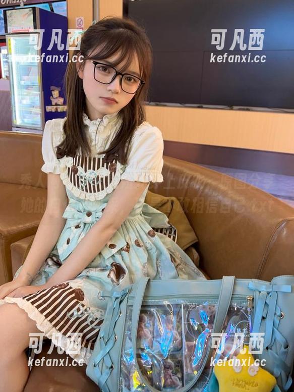 秀人网 - 当大美妞儿穿上皮衣，原图分享她的自信与风采，真是不敢相信自己.txt