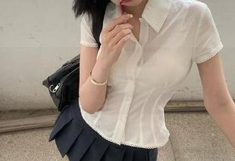 秀人网 – 在云南的画卷中，安然anran的旅拍原图让你心驰神往.txt