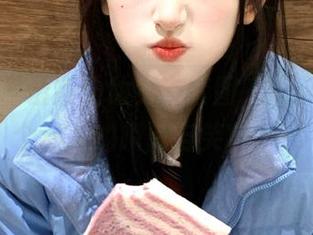 秀人网 – 最新幼幼女友套图，捕捉她每一个动人的瞬间与笑容.txt