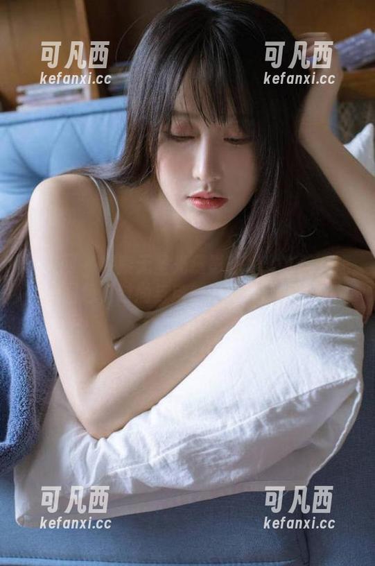 秀人网 - 探索无圣光摄影艺术：文静儿短裙图包，时尚与自然的完美碰撞.txt
