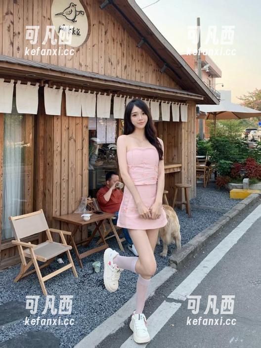秀人网 - 月酱儿私房摄影作品，丝袜图片展现多样美丽与诱惑.txt