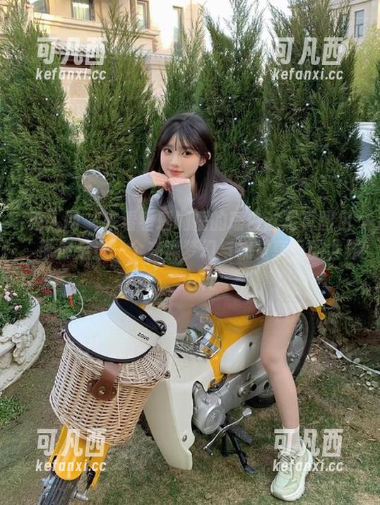 秀人网 - 来看看瑶啊摇的瑶白丝写真图包，带你走进一个充满梦幻与视觉享受的世界。.txt