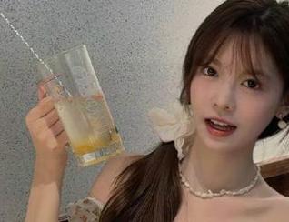 秀人网 – 从原图看白白Alina短裤的写真集：揭示时尚背后的真实与柔软.txt