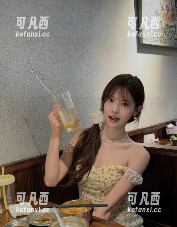 秀人网 - 从原图看白白Alina短裤的写真集：揭示时尚背后的真实与柔软.txt