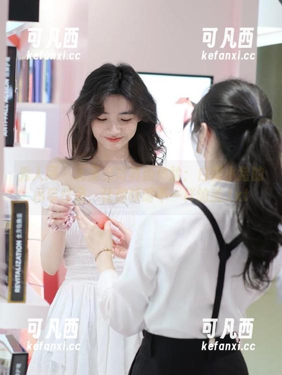 秀人网 - 无圣光写真新体验：白露小猪的吊带作品，让你领略不一样的美.txt