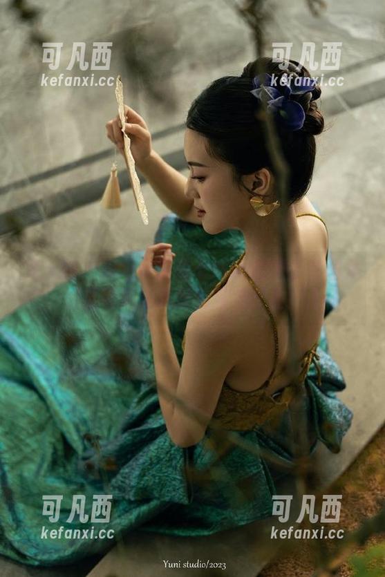 秀人网 - 职场女王美七Mia的职业装图集，彰显智慧与风度的完美作品！.txt