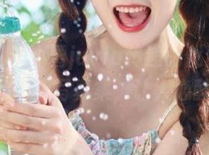 微密圈 – 羊小雪juvia传递的优雅：舰长图包–灰丝高清写真集，让人心醉神迷.txt