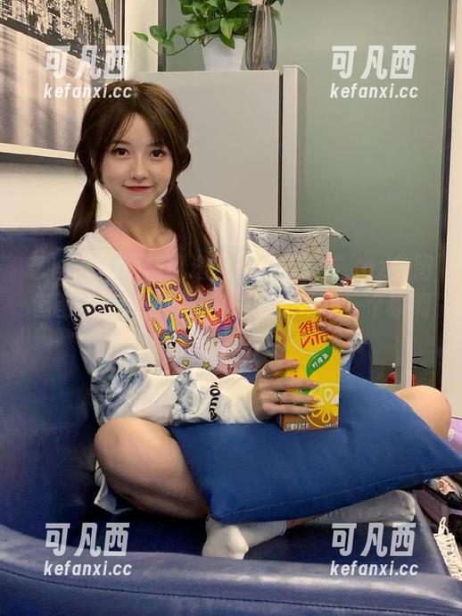 艺图语 - 短裙飘逸如梦，赵瑞洁_ez美图套图展现绝佳气质，清新感动每一个瞬间！.txt